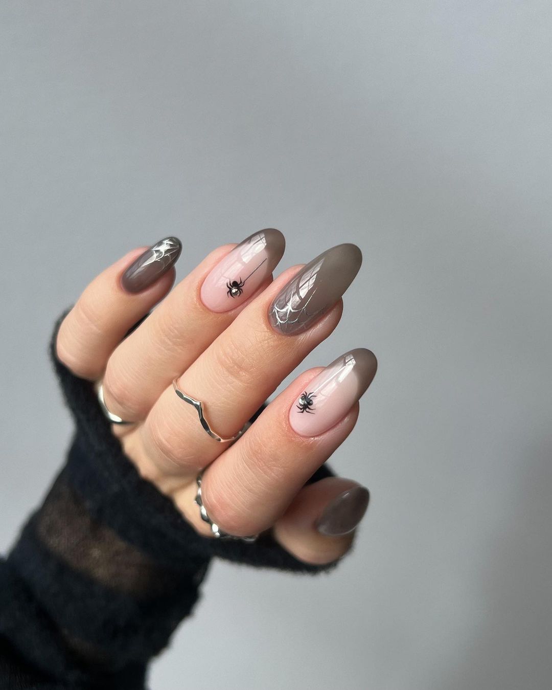 Маникюр на Хэллоуин-2024: 7 идей стильного нейл-арта с паутиной и пауками