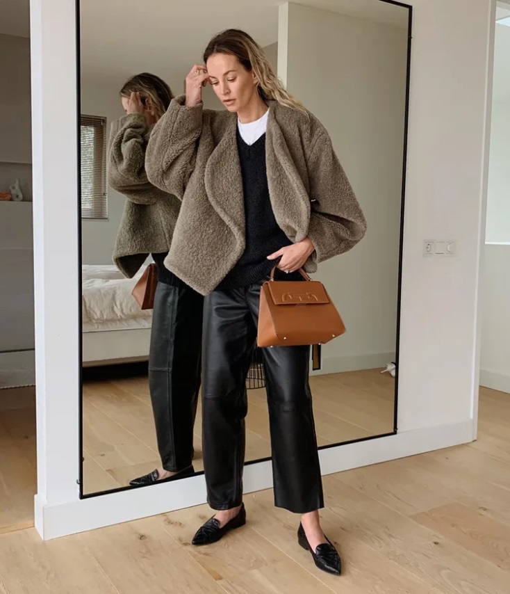 З яким взуттям носити шкіряні штани: моделі та образи на осінь 2024