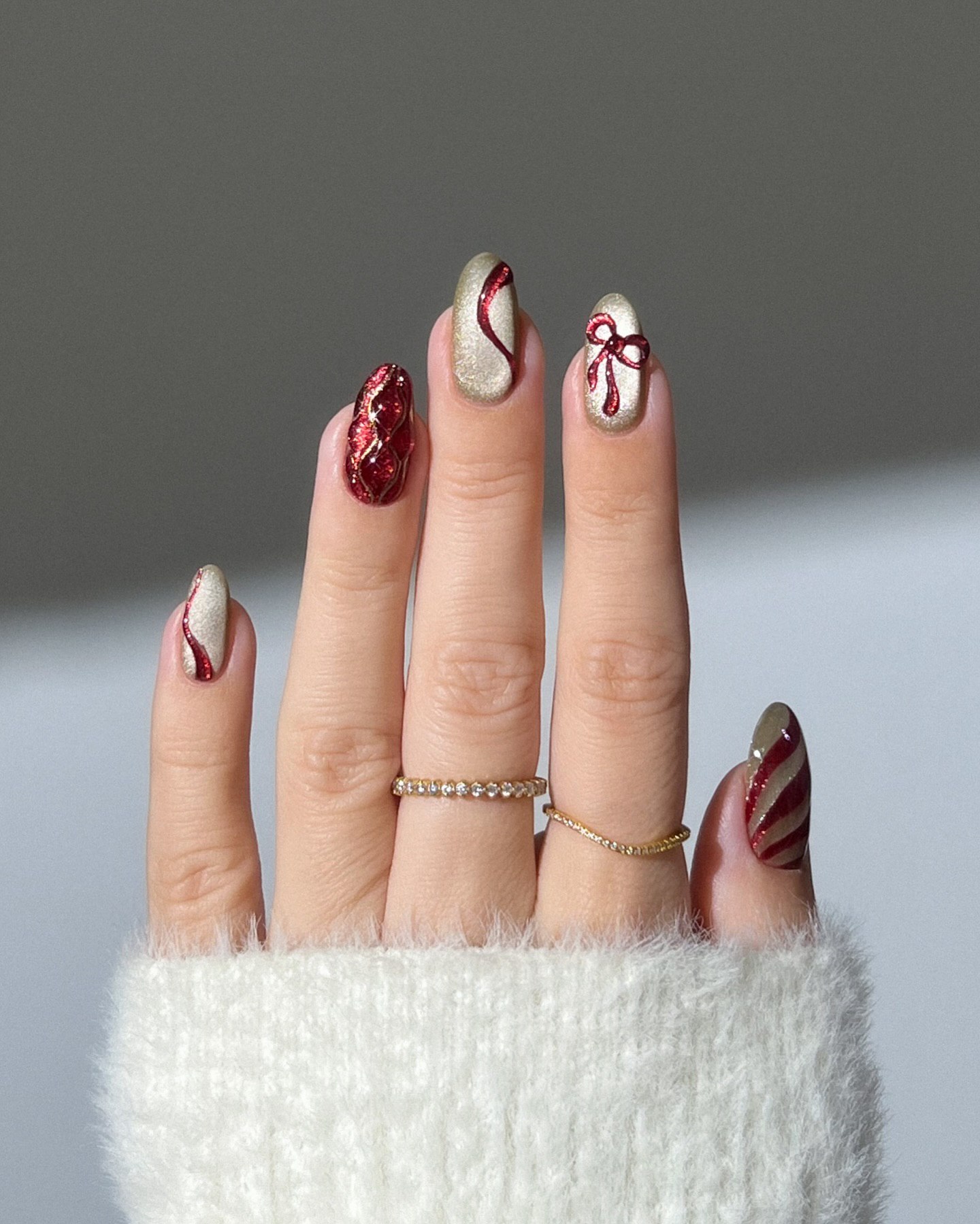Червоний манікюр - розкішний варіант до Різдва та Нового року: добірка святкових дизайнів