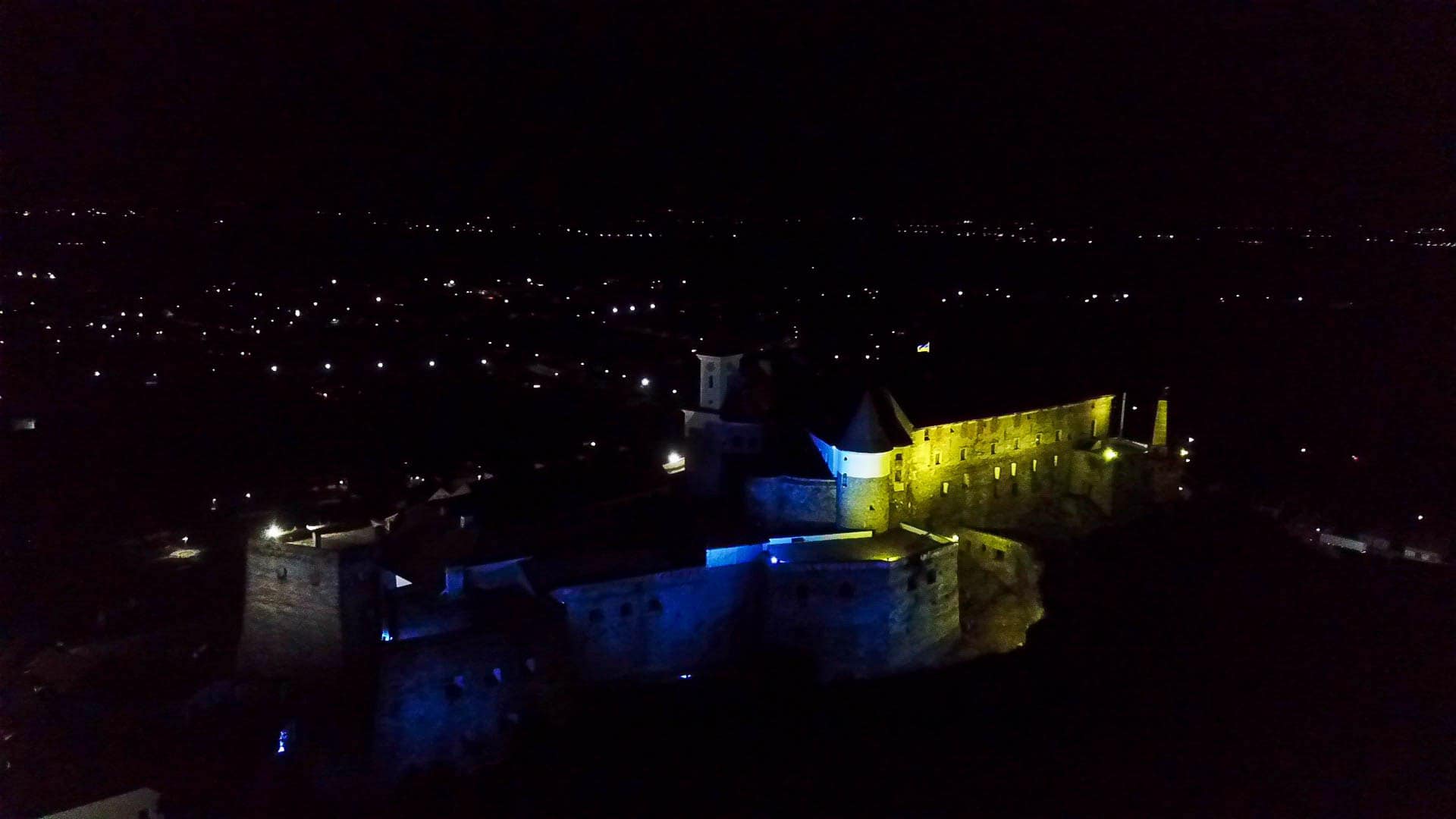 В Мукачево замок "Паланок" подсветили цветами флага Украины: впечатляющие фото