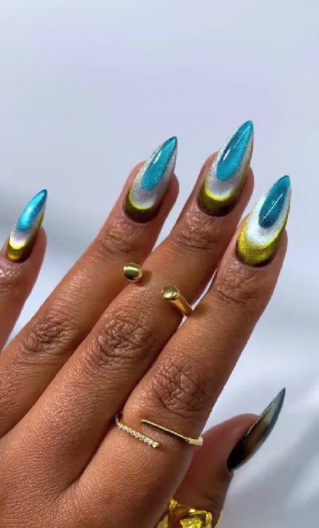 Манікюр &quot;оксамитове скло&quot; стає трендом: 11 модних ідей на зиму 2025