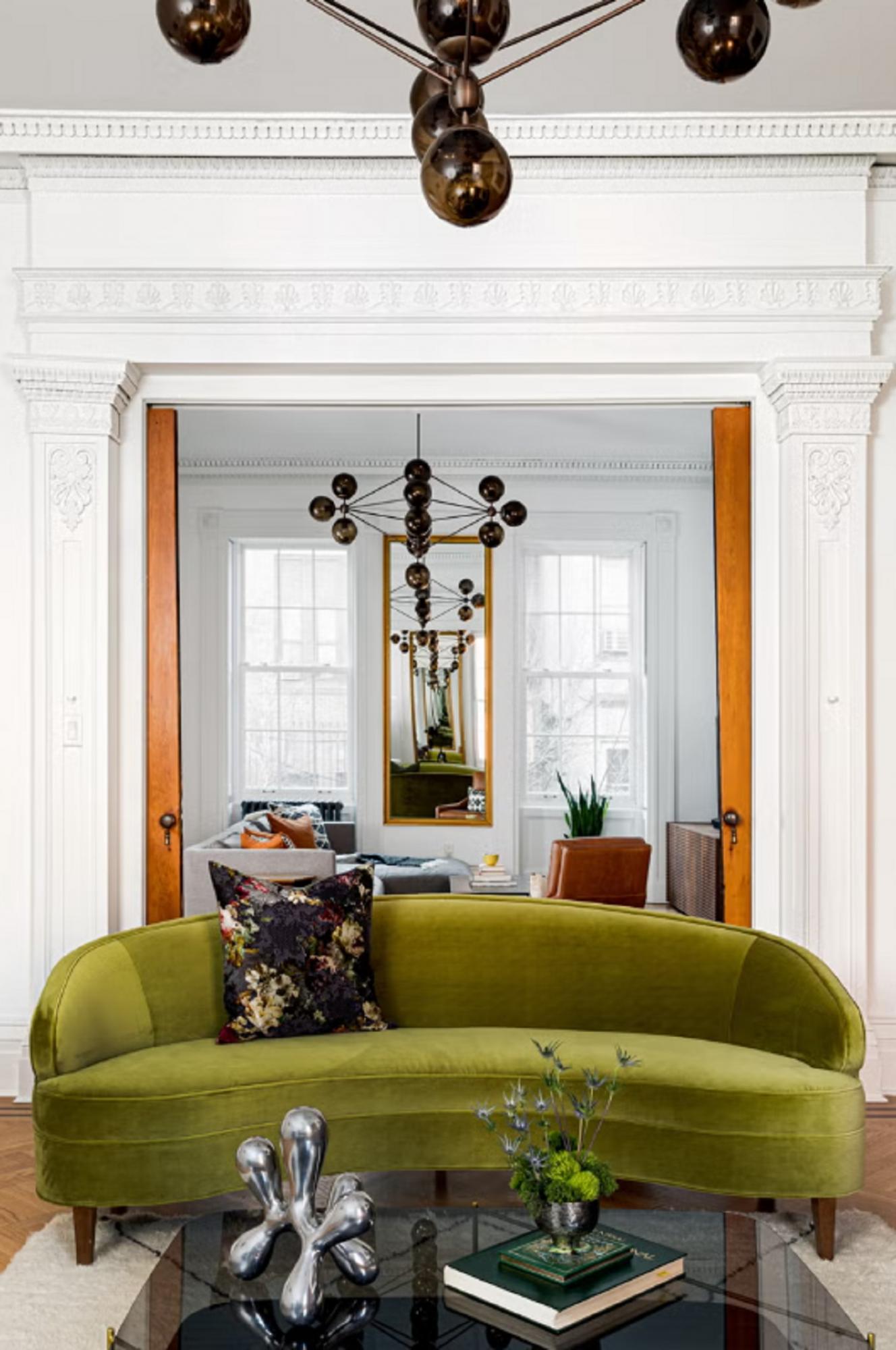 Головні тенденції дизайну вітальні у 2025 році: яскравий максималізм і вигнуті дивани