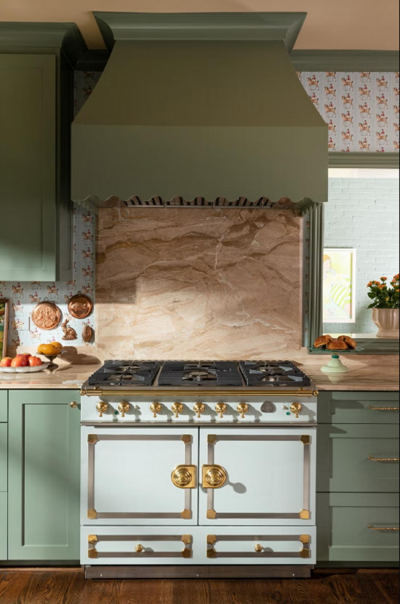 15 ідеальних кольорів фарби для кухонних шаф, які ніколи не виходять з моди