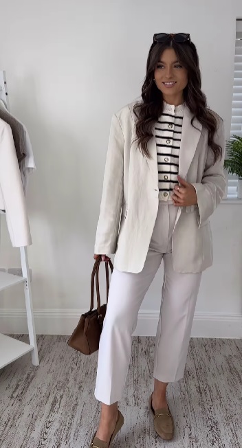 Замшева сумка - тренд весни 2025: блогерка показала "луки", які зможе повторити кожна