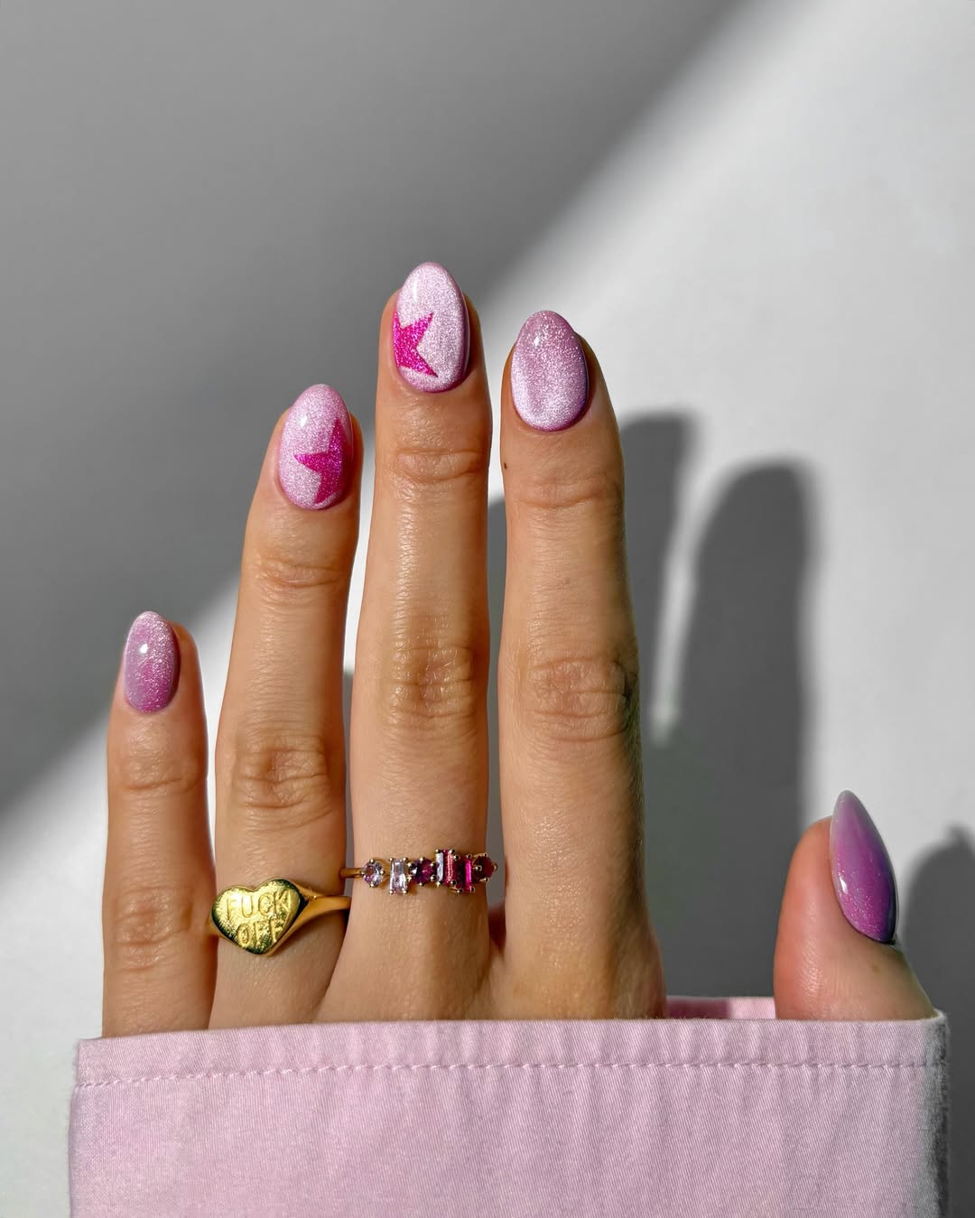 Френч, нігті з аурою і хвилями: стильні ідеї манікюру на травень 2025