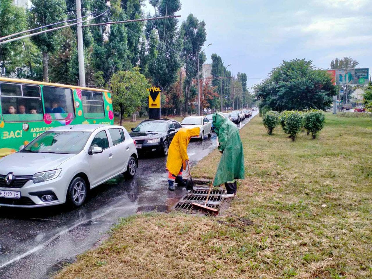 Залпова злива затопила частину Одеси: наслідки негоди показали на відео