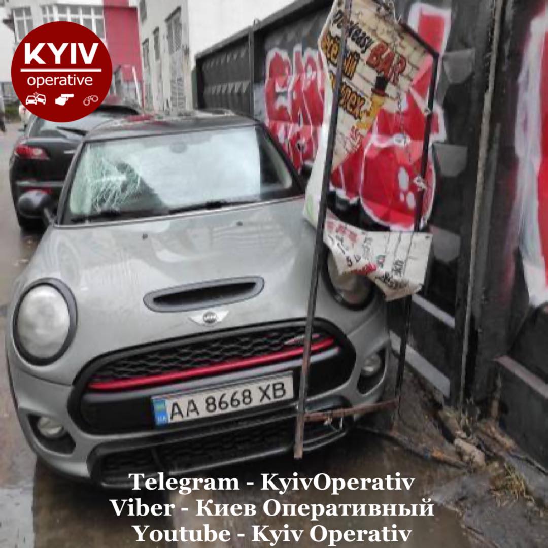 Киев накрыл штормовой ветер: сорванный рекламный щит разбил авто, оборваны ЛЭП (фото)