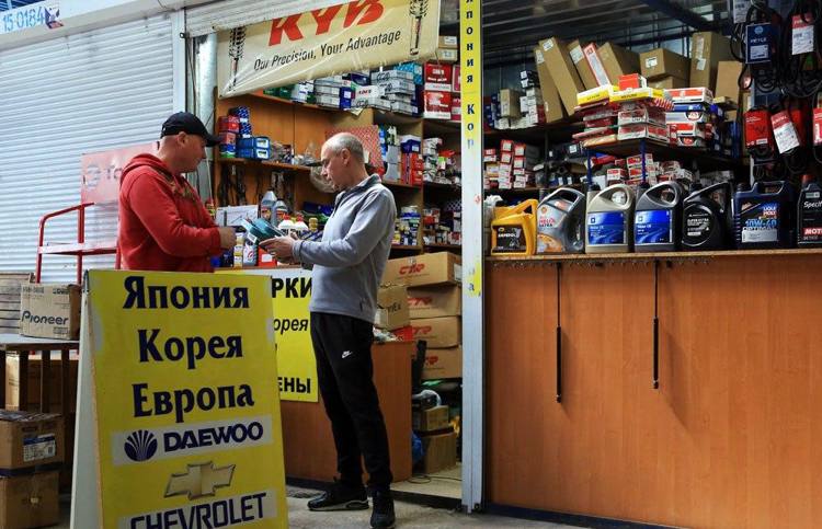 Харків'ян не перемогти: на легендарному &quot;Барабашово&quot; знову кипить торгівля і роздача гуманітарки