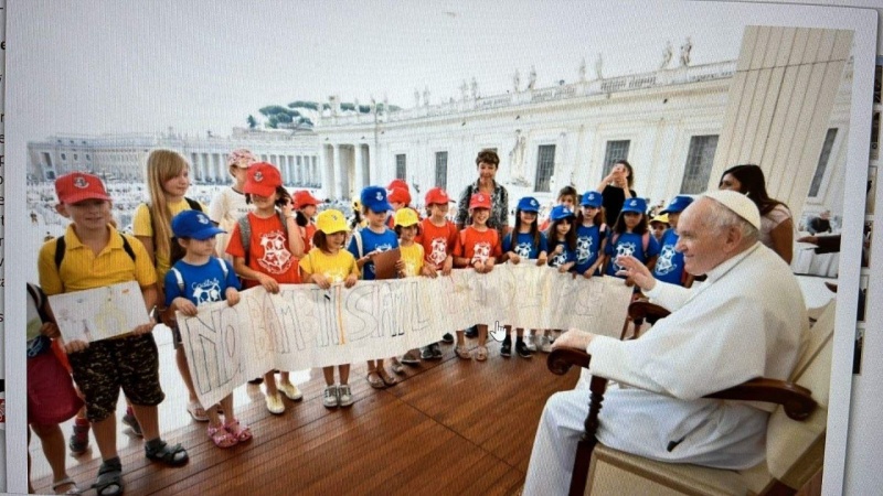 Дети из Украины проехали с Франциском на папамобиле, а понтифику подарили рисунки (видео)
