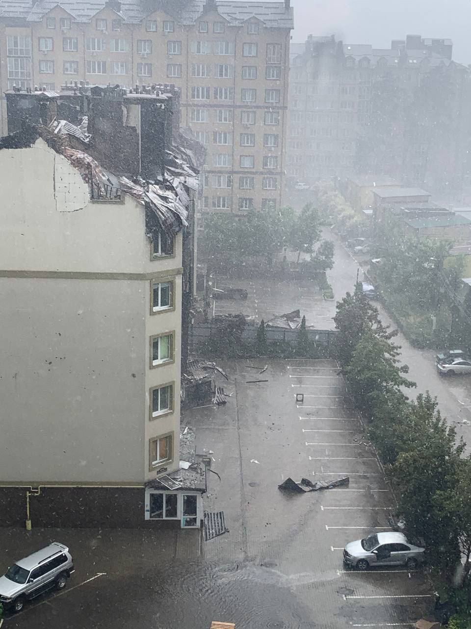 Молнии с градом, утонувшее авто и деревопад: видео и фото жуткой грозы в Киеве