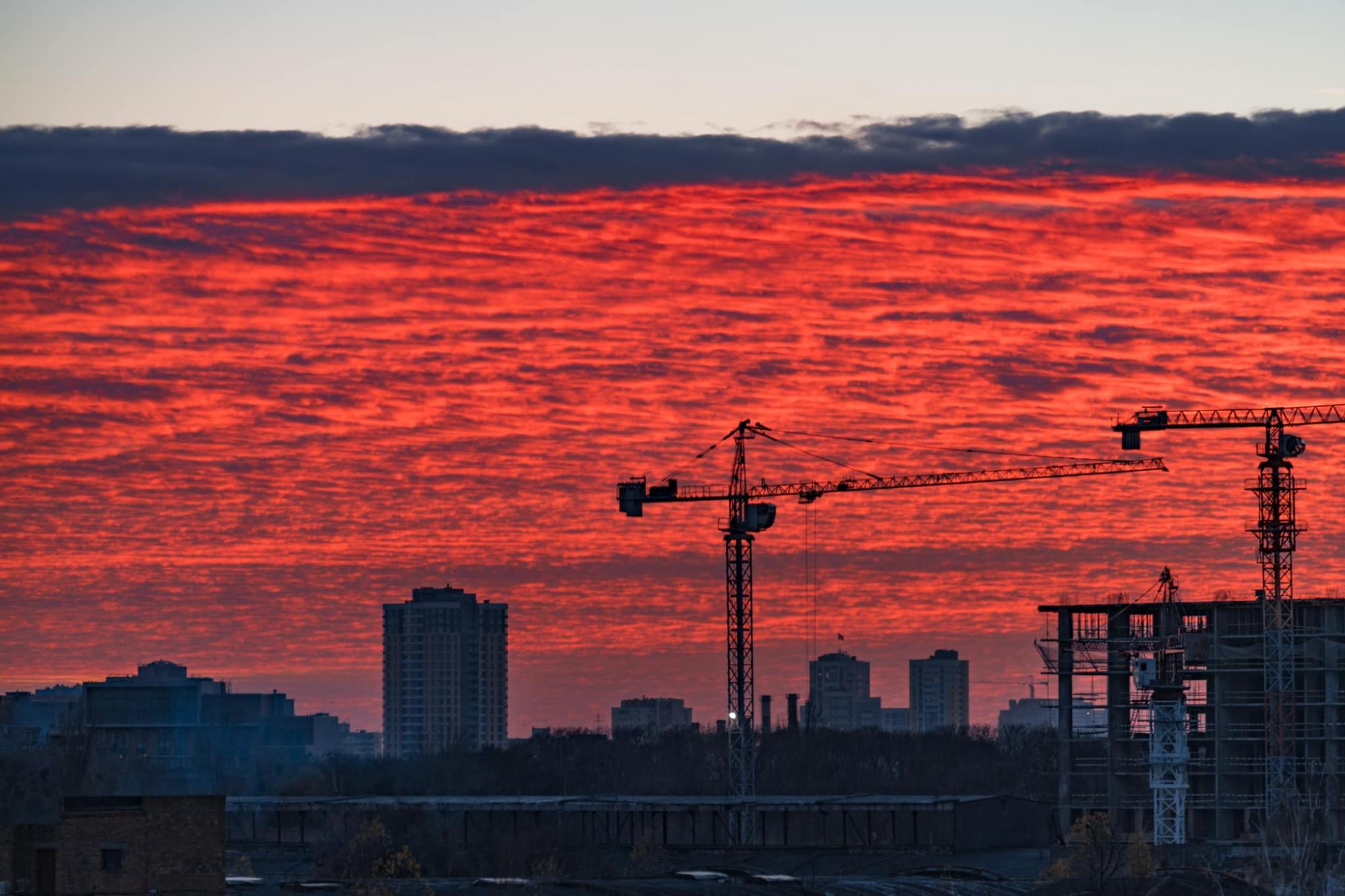 Над Києвом "палало" небо: дивіться неймовірні фото вогняного заходу сонця