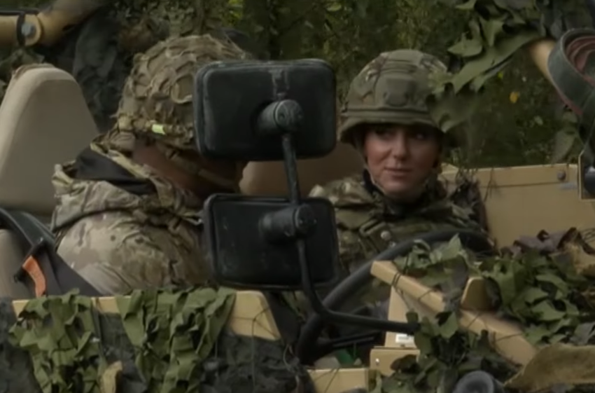 Кейт Міддлтон у камуфляжі "осідла" броньовик Jackal-2 і навчилася керувати дроном (відео)