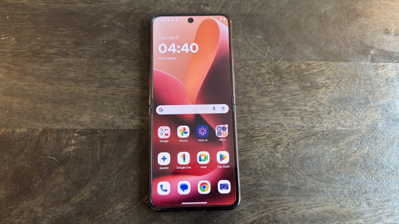 Розкладачка чи &quot;книжка&quot;: який гнучкий смартфон купити у 2025 році