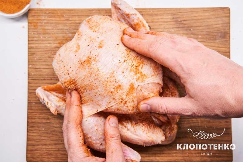 Клопотенко поділився рецептом ідеальної запеченої курки, посадивши її на пивну банку