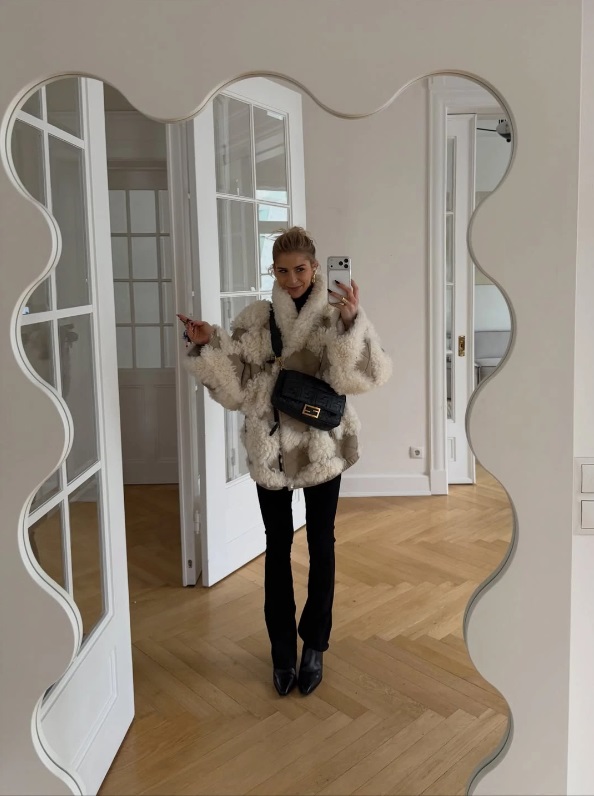 Мех &quot;барашек&quot; снова в моде: как его носить зимой 2025-2026