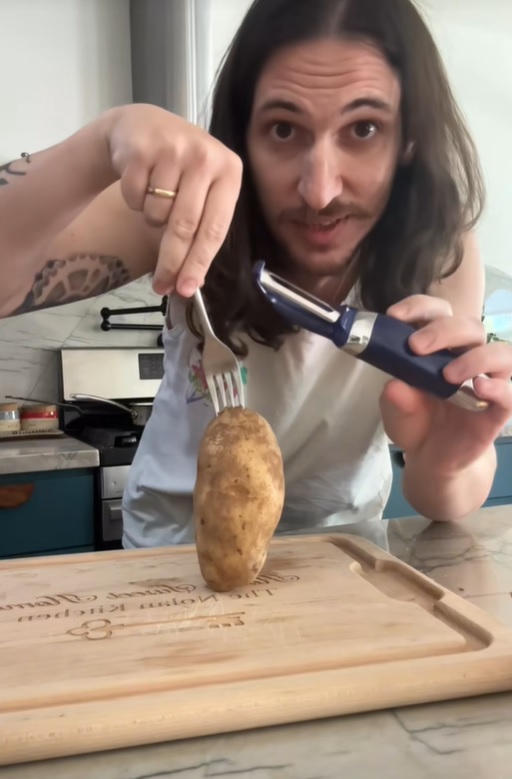 Картоплю можна почистити за лічені секунди: цей лайфхак "підірвав" мережу