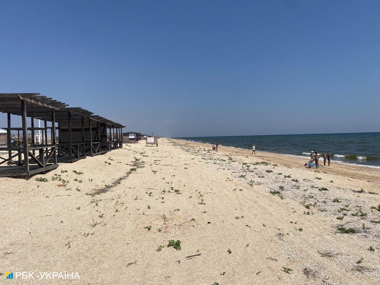 &quot;Люди выезжают&quot;. Появились новые фото оккупированной Арабатской Стрелки в разгар сезона