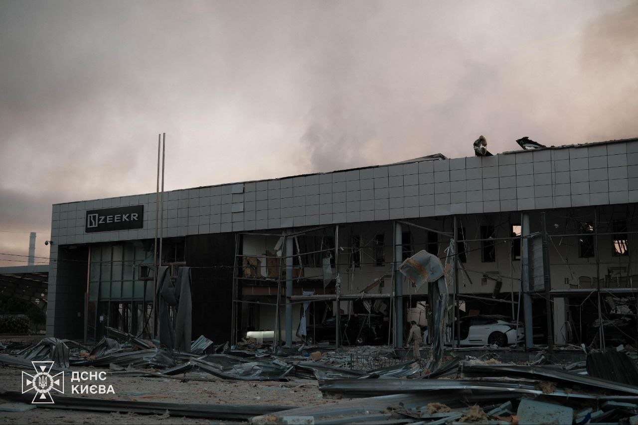 Який вигляд має автосалон Zeekr після масованої атаки росіян на Київ (фото)