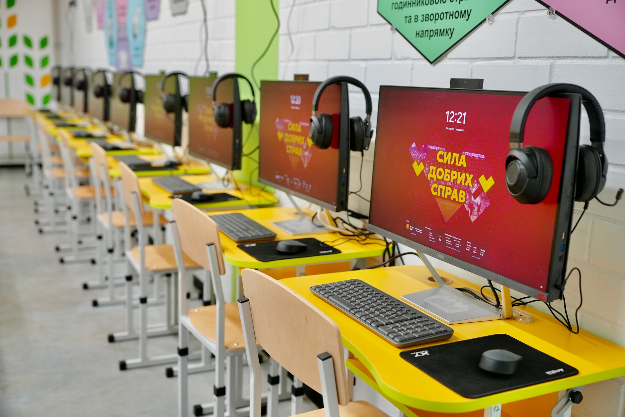 IT-клас у підземній школі: Betking Foundation передав техніку для ліцею в Харкові