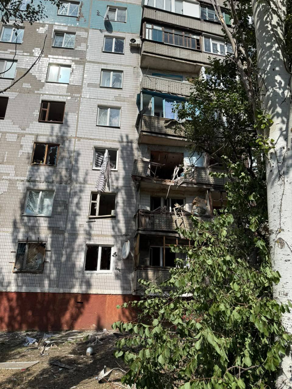 Росіяни вдарили артилерією по Краматорську, пошкоджено школу, загинула жінка