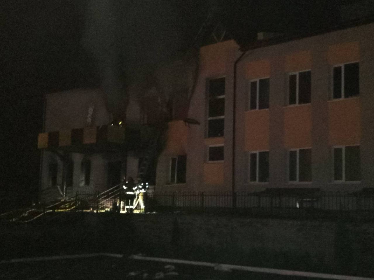Росіяни вдарили дроном по школі під Києвом