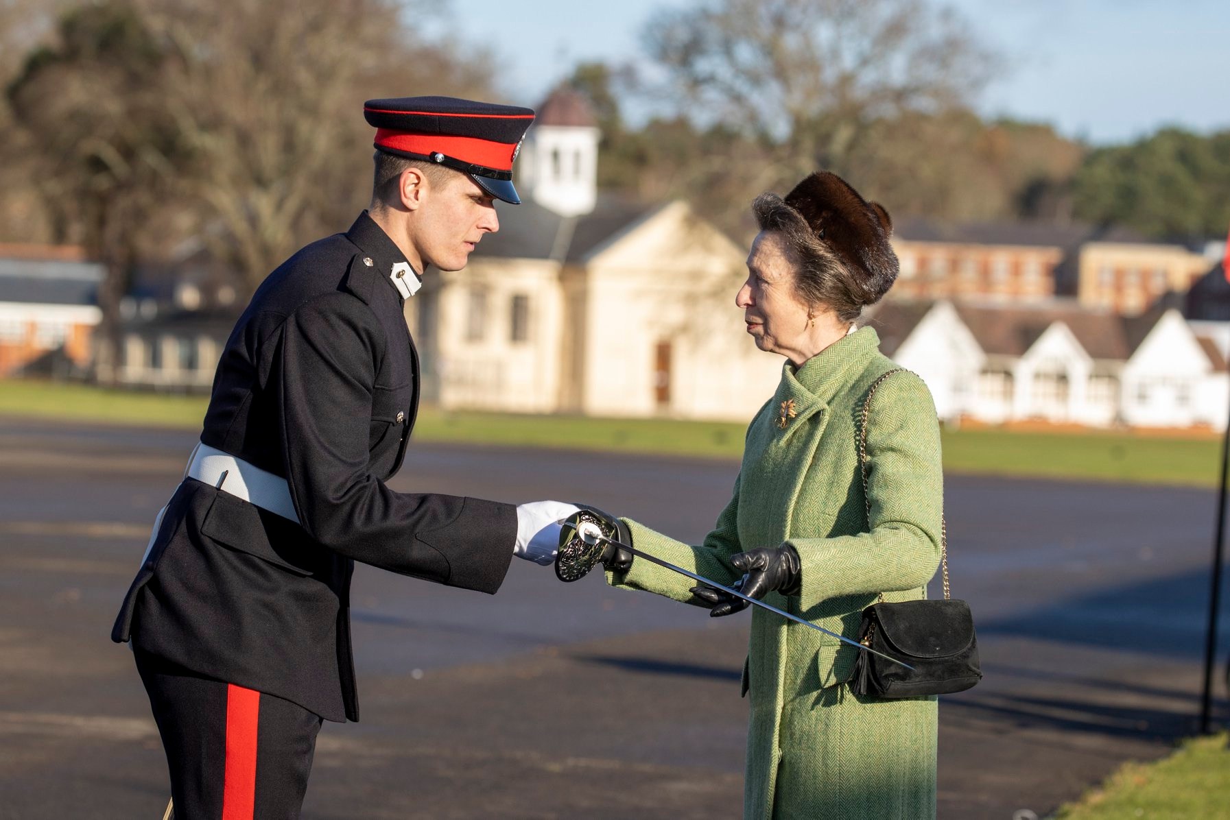 Українець став найкращим іноземним студентом військової академії Британії: його нагородила принцеса Анна