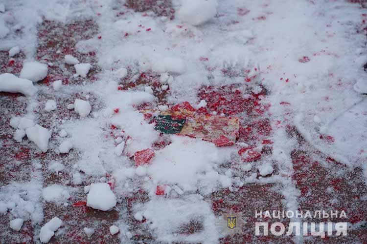 В центре Тернополя парень облил краской памятник Степану Бандере: вандал попал на видео
