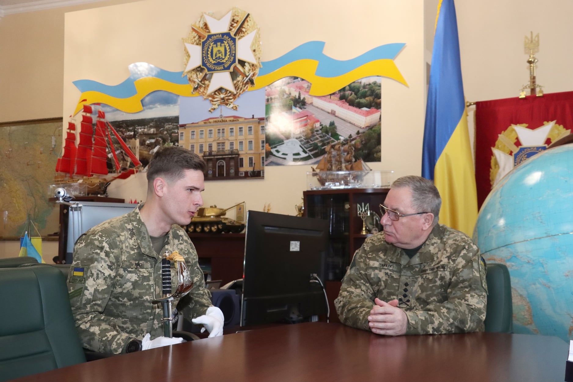 Українець, який став найкращим іноземним студентом військової академії Британії, повернувся додому