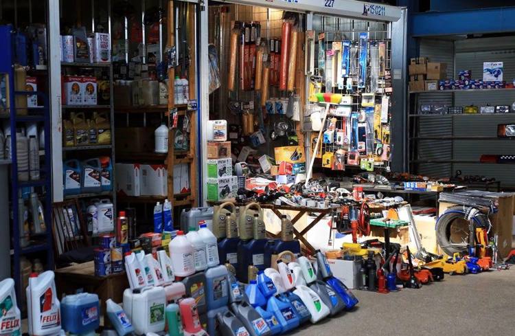 Харків'ян не перемогти: на легендарному &quot;Барабашово&quot; знову кипить торгівля і роздача гуманітарки