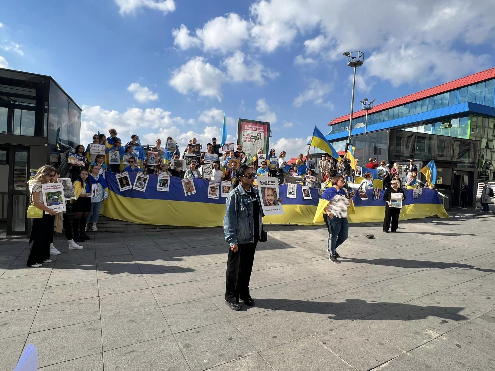 Ракетний терор РФ вивів на мітинги на підтримку України тисячі людей у різних країнах: фото і відео