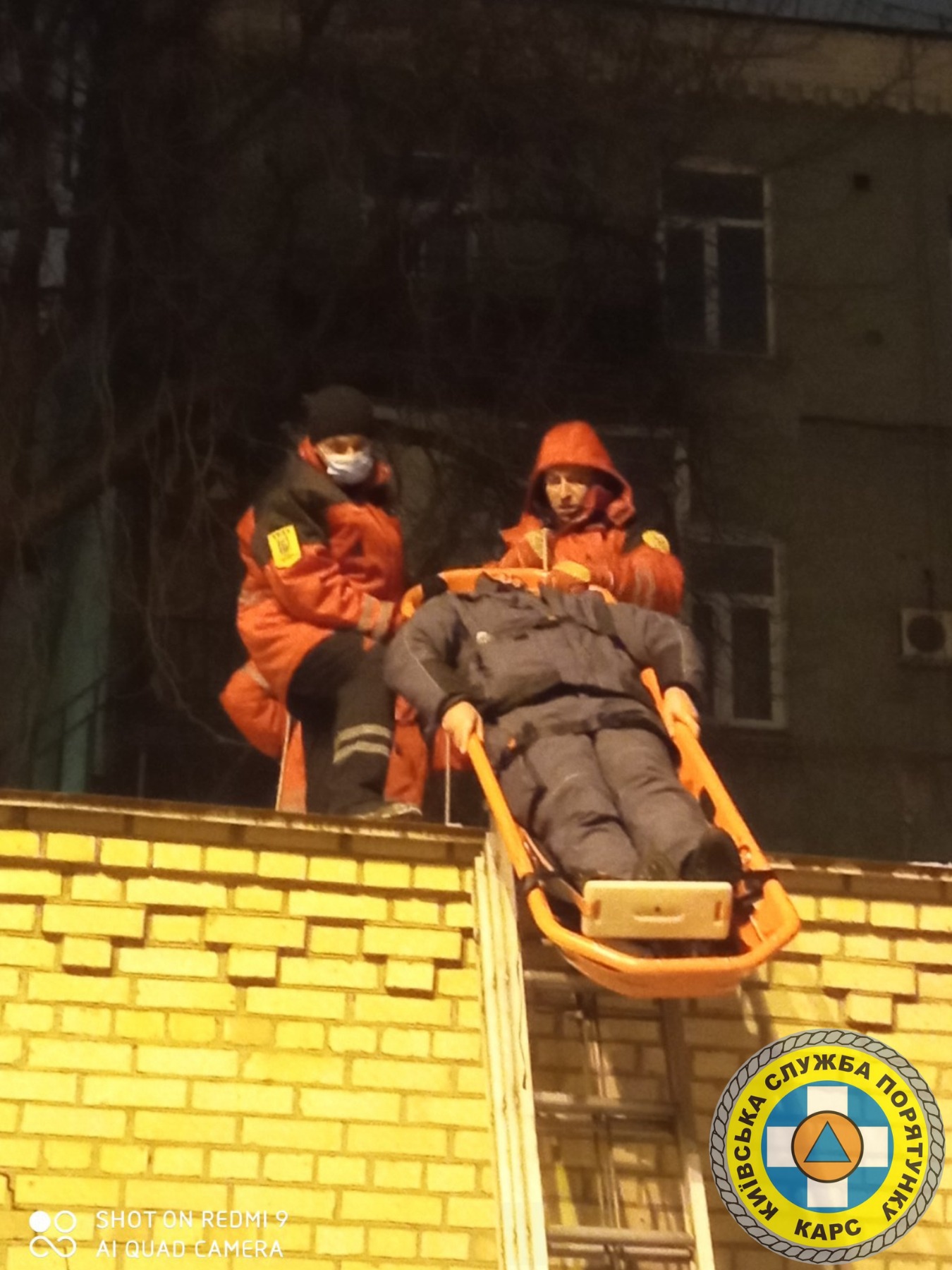 В Киеве спасатели чуть не добили пострадавшего: уронили с высоты носилки с мужчиной (видео)