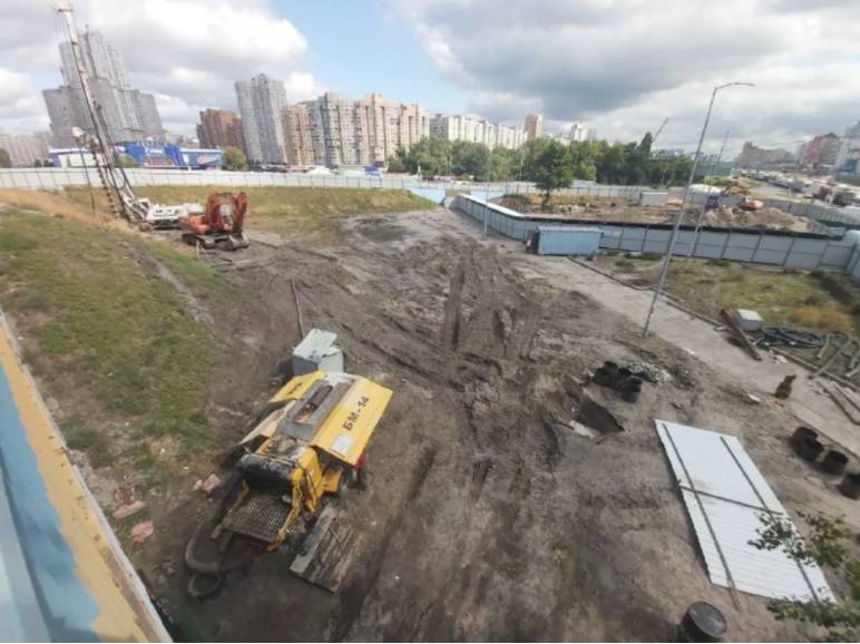 В Киеве с двух сторон застраивают станцию метро: попадать в подземку стало сложнее