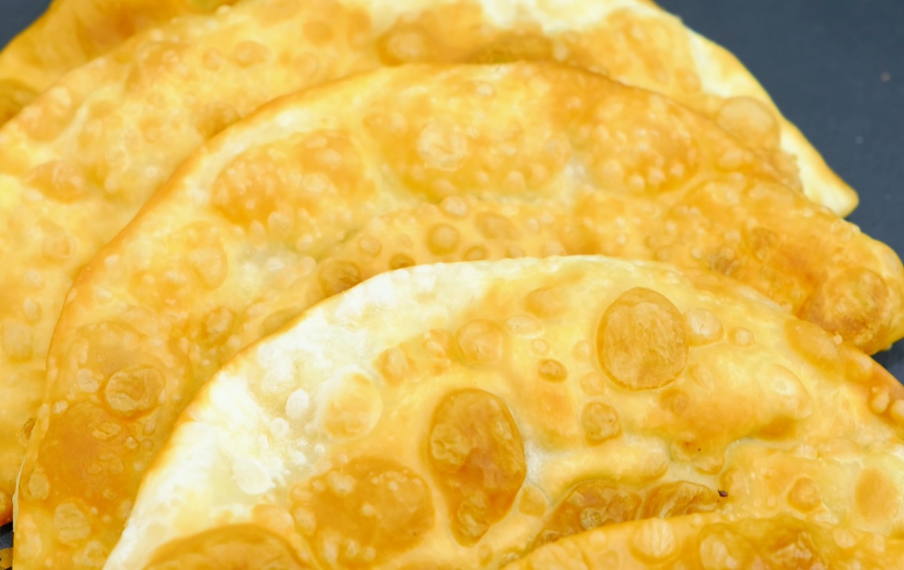 Сочные, хрустящие и пузырчатые: рецепт лучшего теста для чебуреков