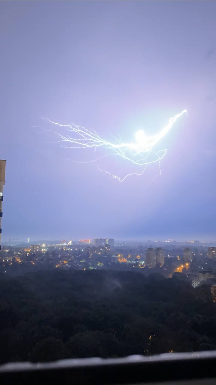 Смотрите, как молнии в Киеве устраивали световое шоу этой ночью