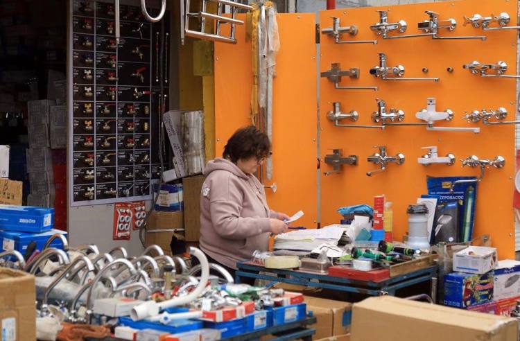 Харків'ян не перемогти: на легендарному &quot;Барабашово&quot; знову кипить торгівля і роздача гуманітарки