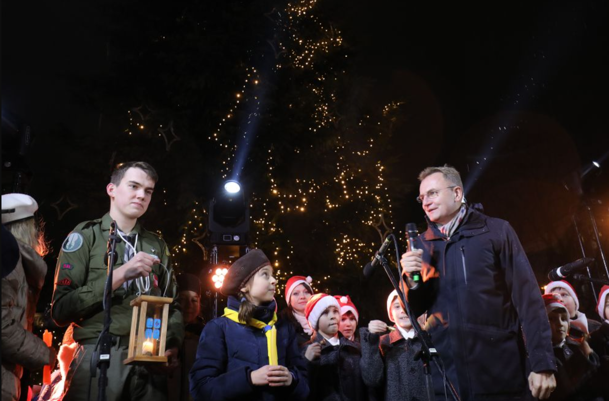 Во Львове на церемонии открытия главной новогодней елки произошел конфуз (фото и видео)