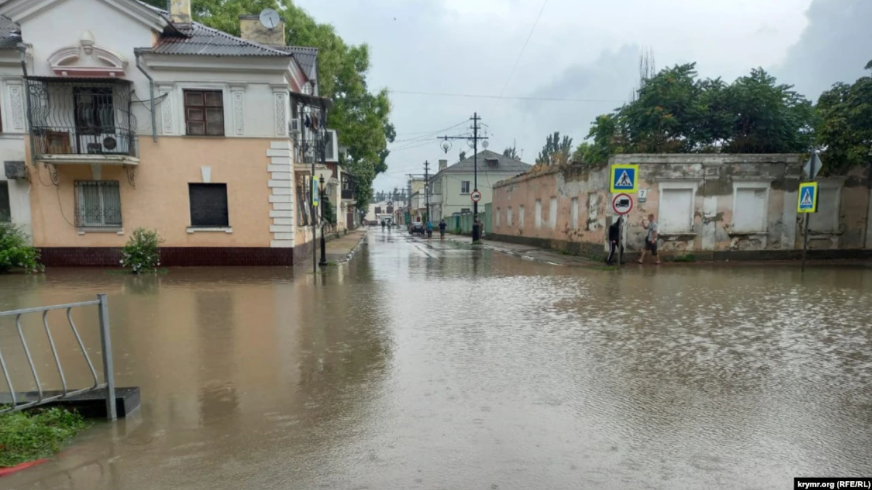 Керчь снова ушла под воду из-за мощных ливней: что происходит в затопленном городе (видео, фото)