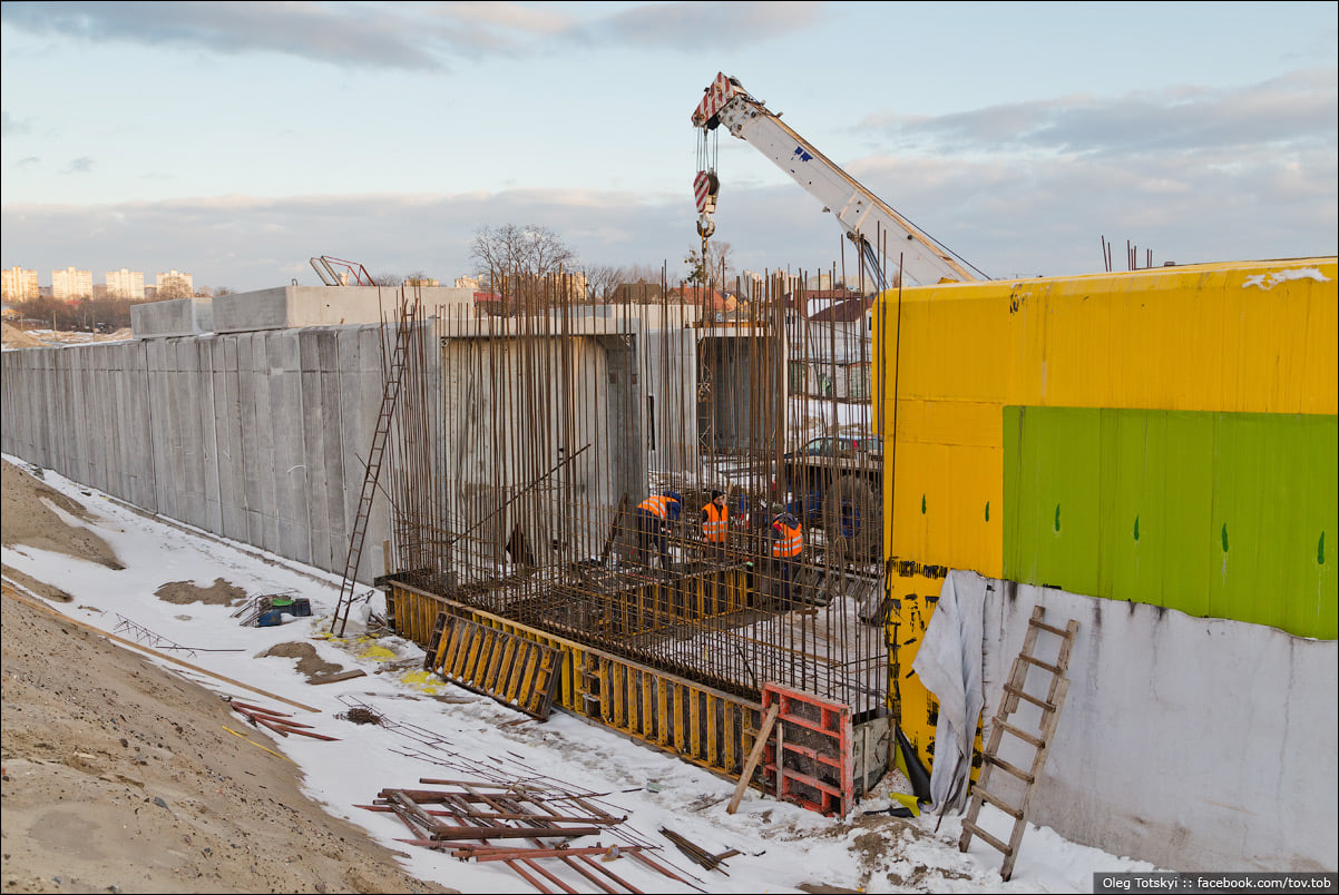 Киянам показали, як будується метро на Троєщину (фото)
