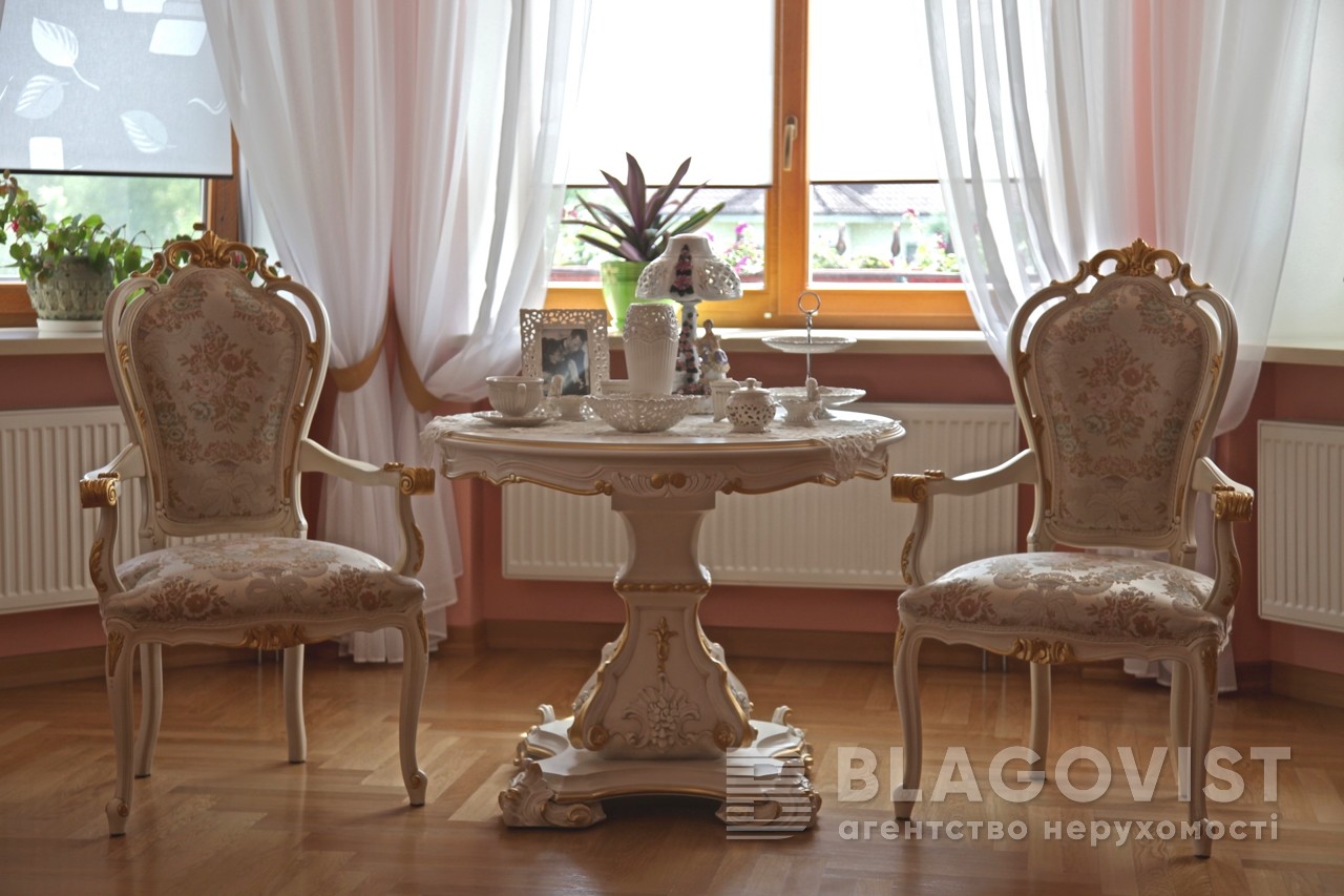 Під Києвом продають елітний особняк з місцем для тенісного корту і вертолітного майданчика (фото)