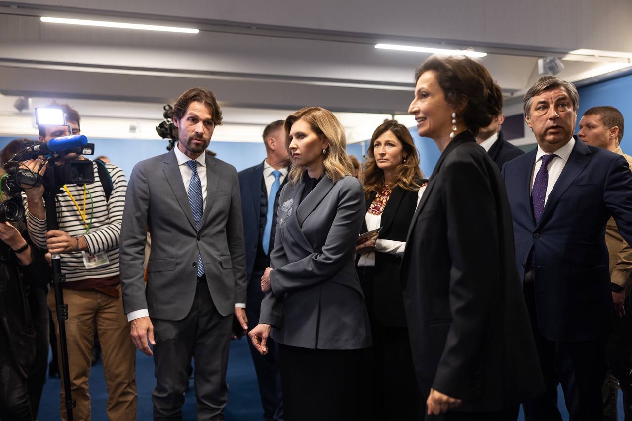 Зеленская поразила французов стильным жакетом с одуванчиками во время выступления на конференции ЮНЕСКО