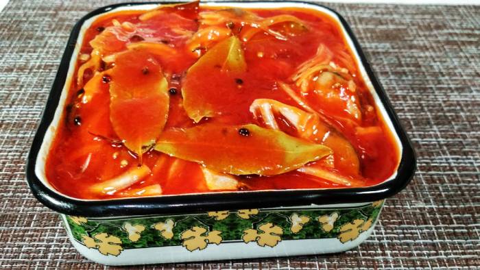 У такому маринаді скумбрія завжди буде смачною, а оселедець - ще смачнішним