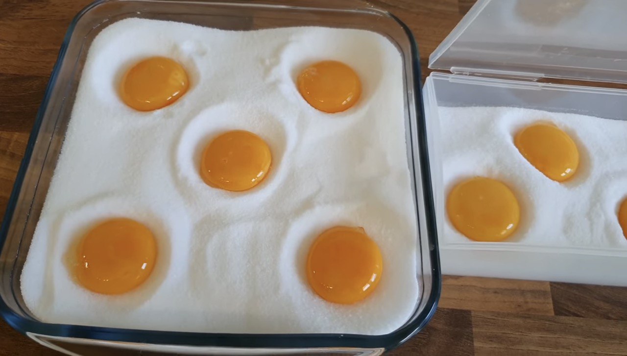 Это готовят профессиональные повара мира: как засолить желток и в какие блюда добавить