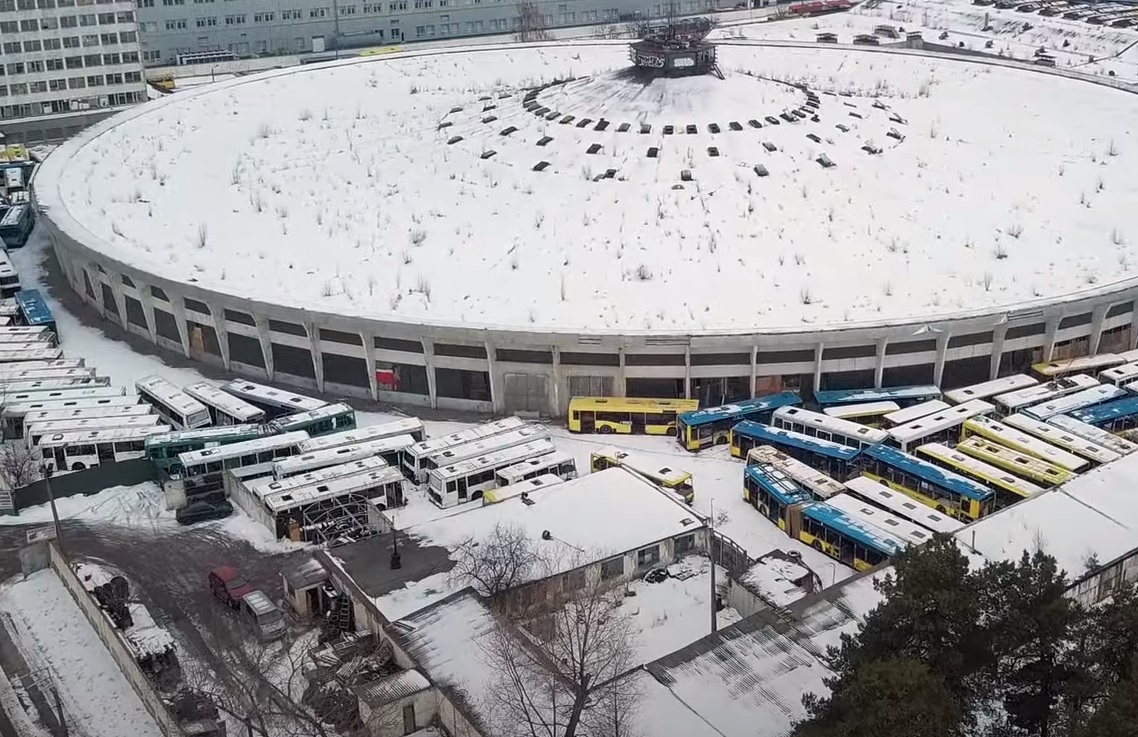 Кладбище автобусов: в Киеве показали впечатляющие кадры заброшенного автопарка