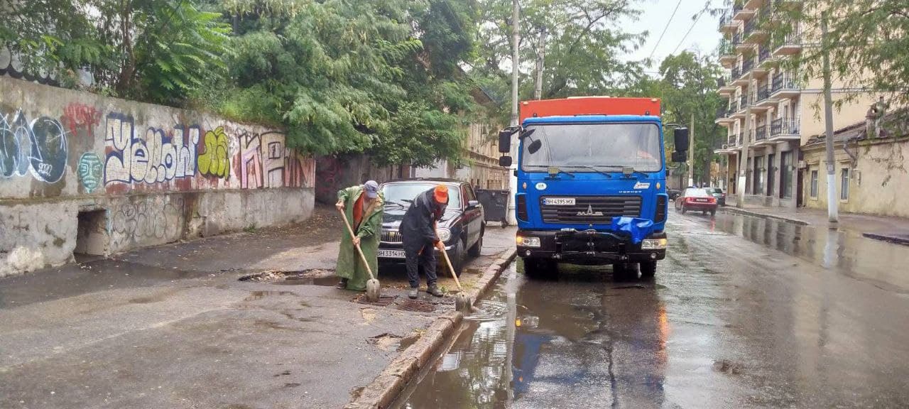 Залпова злива затопила частину Одеси: наслідки негоди показали на відео