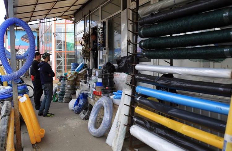 Харків'ян не перемогти: на легендарному &quot;Барабашово&quot; знову кипить торгівля і роздача гуманітарки