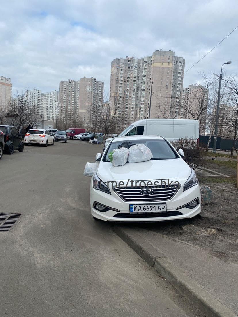 В Киеве проучили "героя парковки" из-за которого мусор не могли вывезти пять раз (фото)