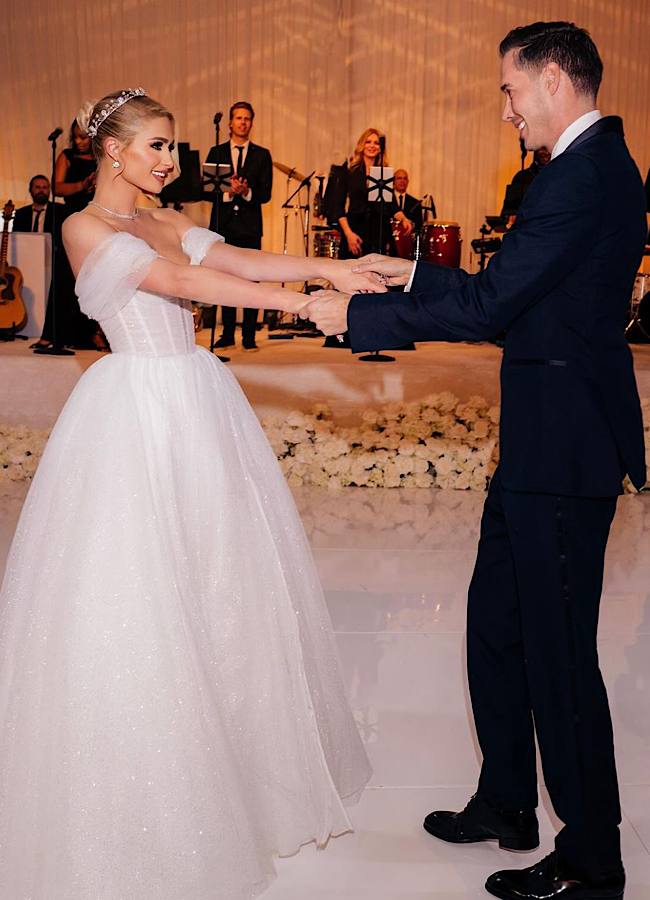 Пэрис Хилтон показала, как празднует вторую годовщину с любимым: "Счастлива и благодарна"