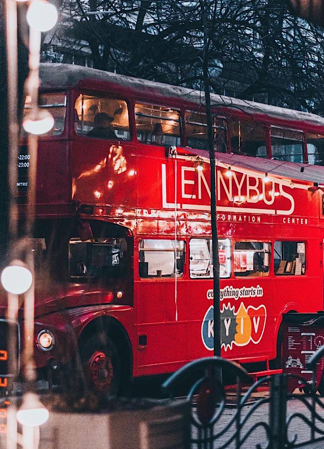 Чи знаєте ви історію червоного лондонського автобуса, який став київською кав’ярнею у самому центрі