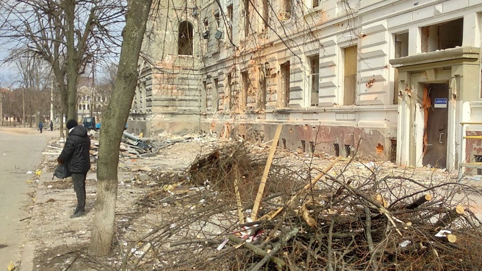 Харьков начали расчищать после бомбардировок: фоторепортаж