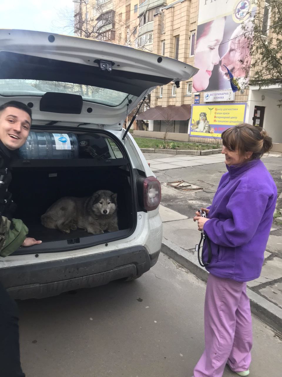 История из Бучи со счастливым концом: патрульный спас пса, который теперь стал его другом